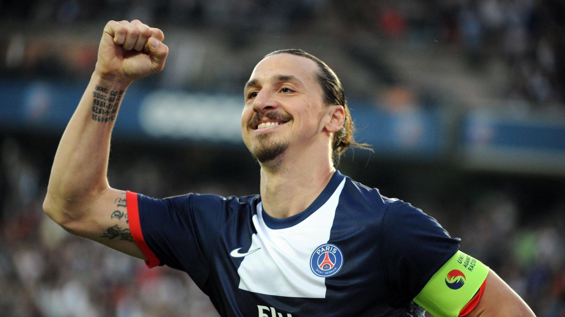 欧冠淘汰赛之夜，伦纳德成为全场焦点，当篮球巨星跨界闪耀绿茵场